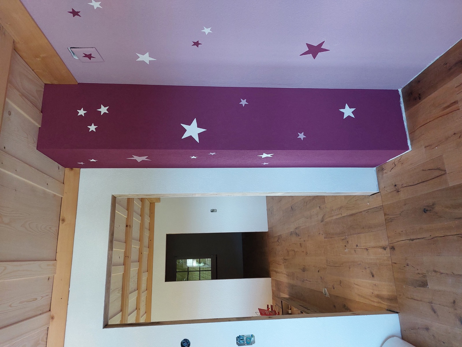 Sterne und Mond an Wand und Decke