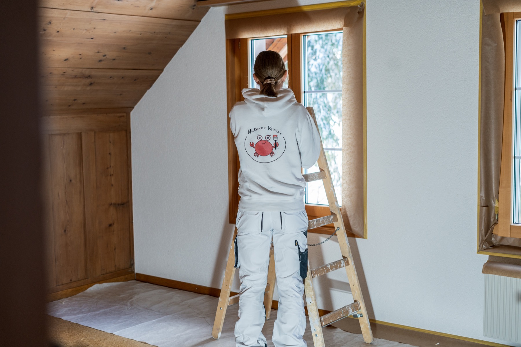 Corina Zahnd bei der Arbeit am Fenster