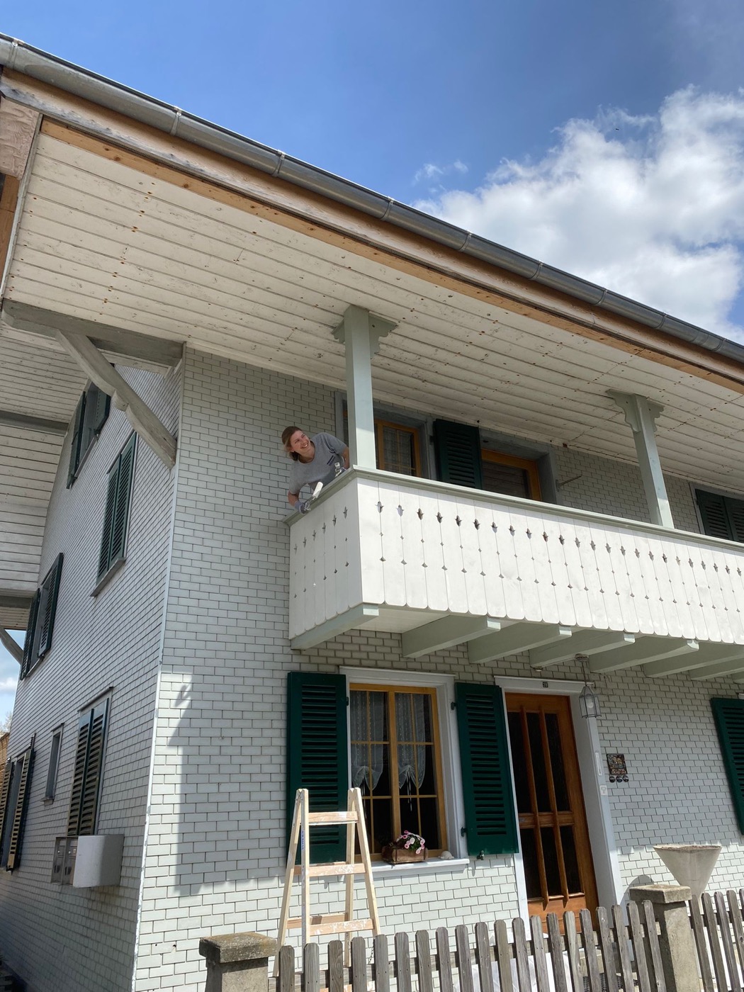Aussenanstrich: frisch gestrichener Holzbalkon